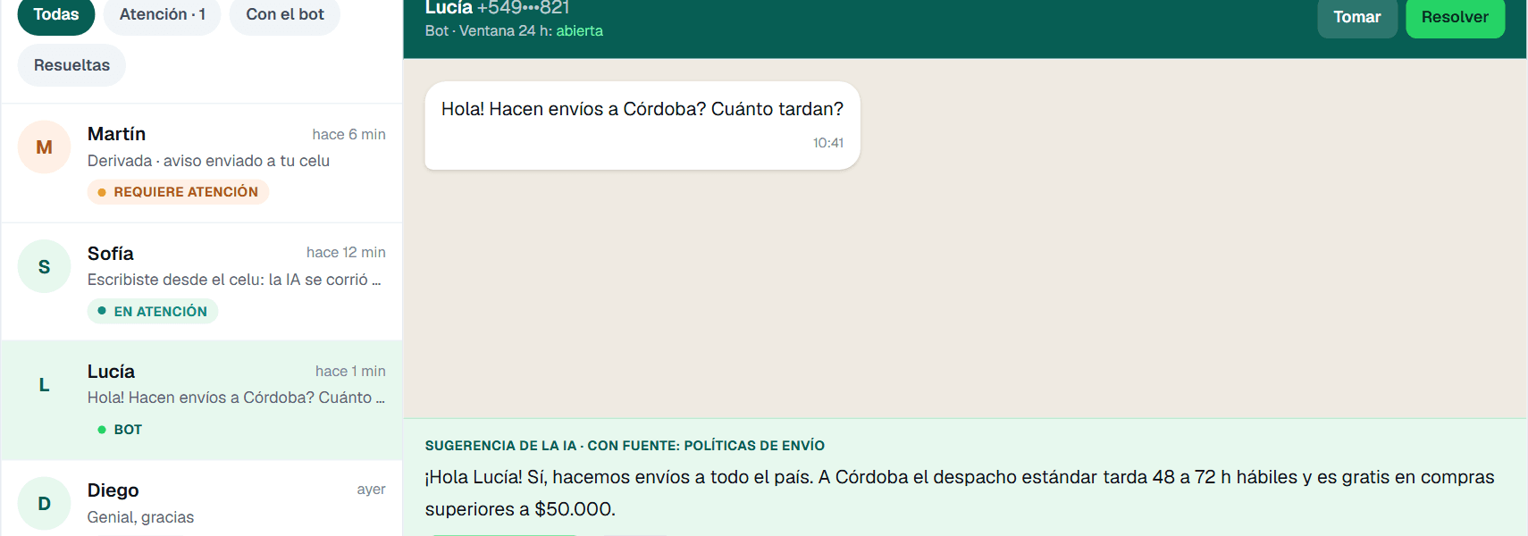 Bandeja de WhatsApp con conversaciones atendidas por la IA y una sugerencia de respuesta con su fuente.